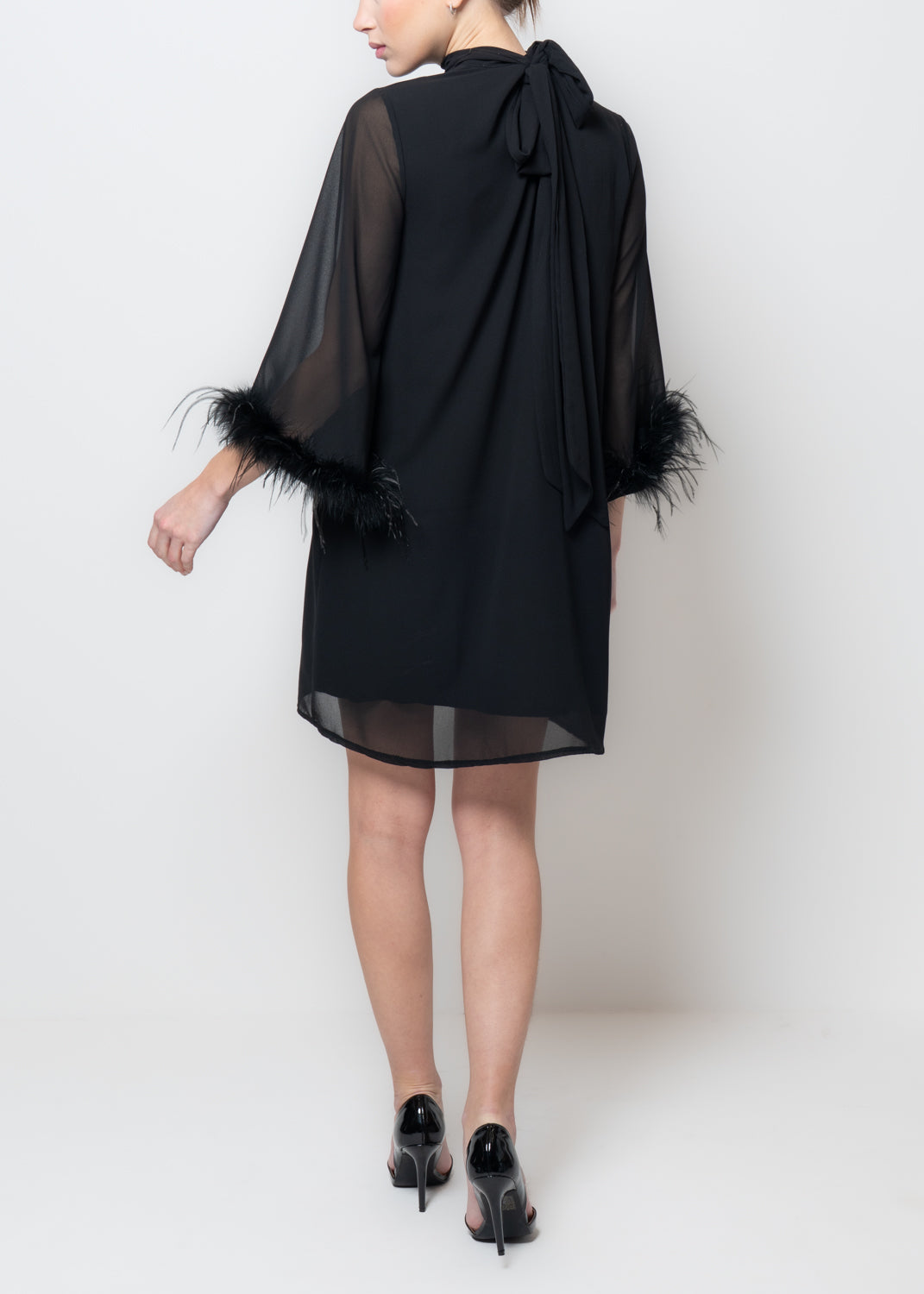 Abito in tulle con manica piume