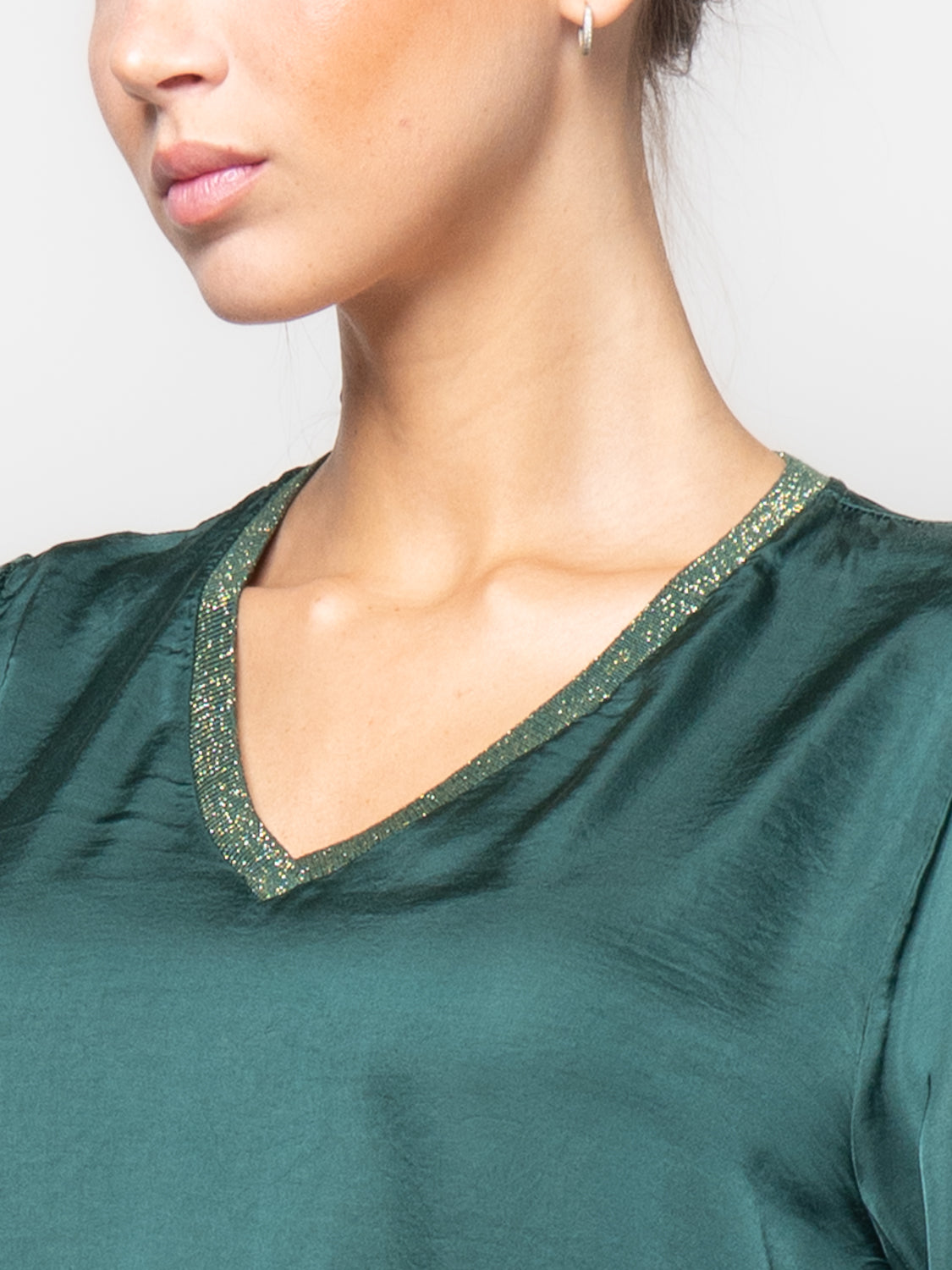 Blusa in satin con scollo a V