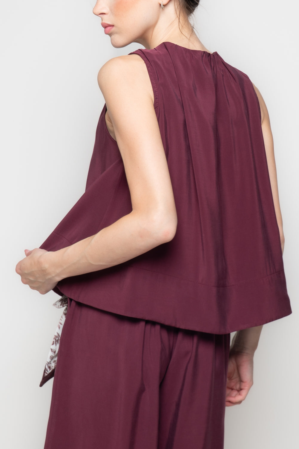 Camicia Smanicata Fluida con Scollo Arricciato