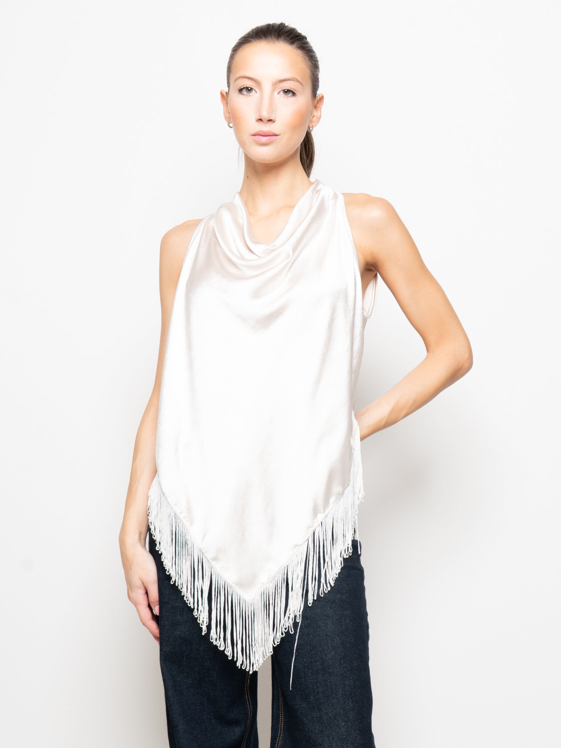 Top con scollo drappeggiato e frange