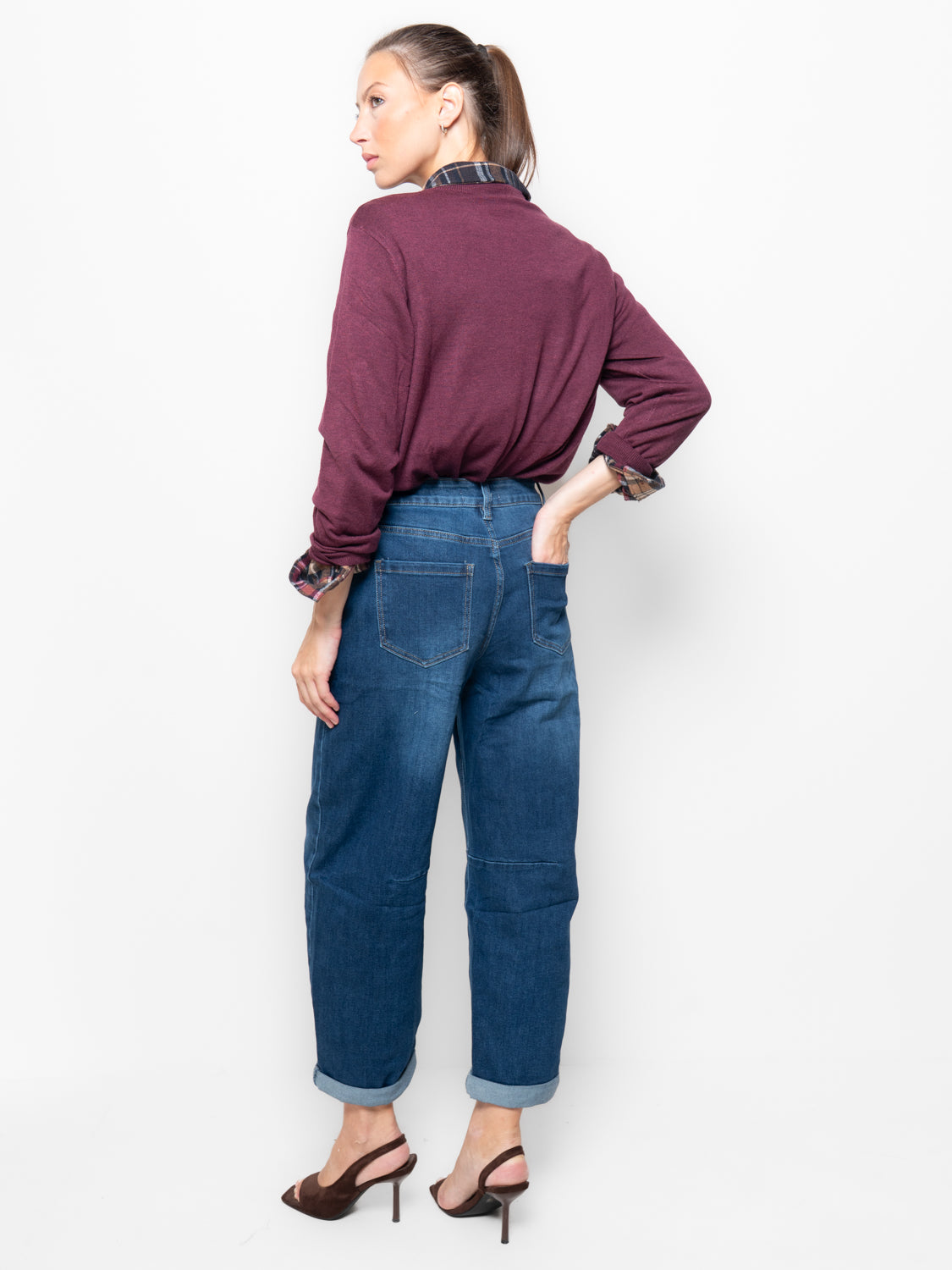 Jeans barrel con cuciture a contrasto