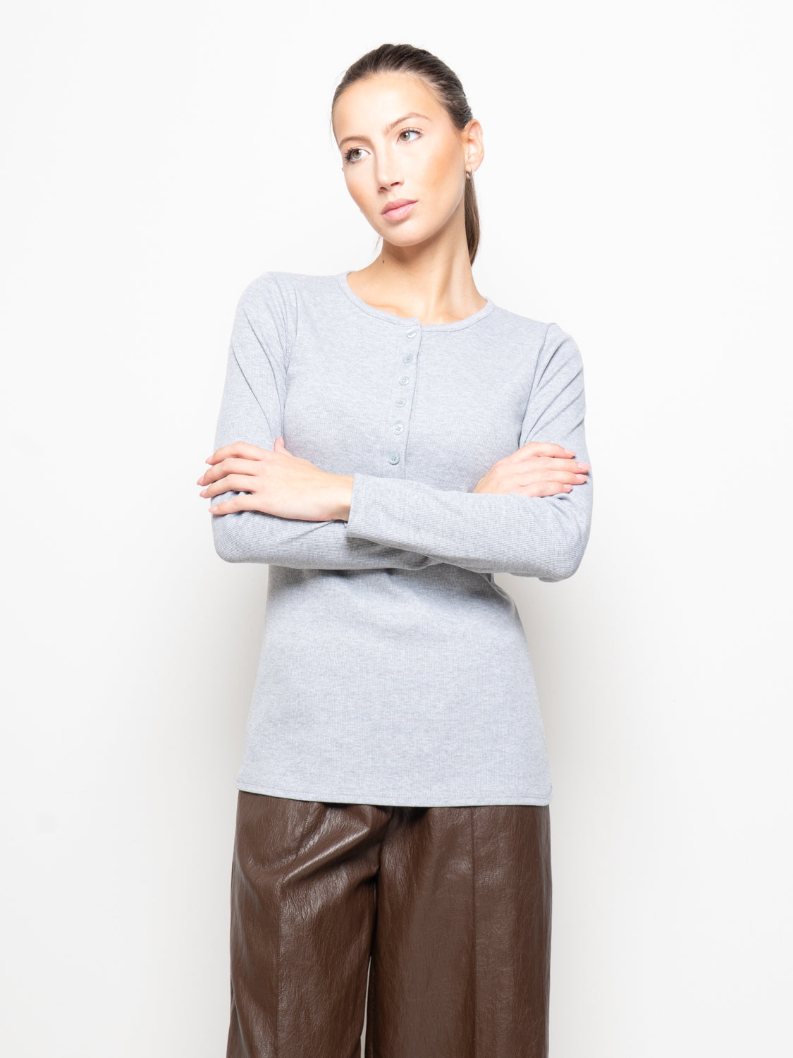 Maglia a costine con scollo a serafino