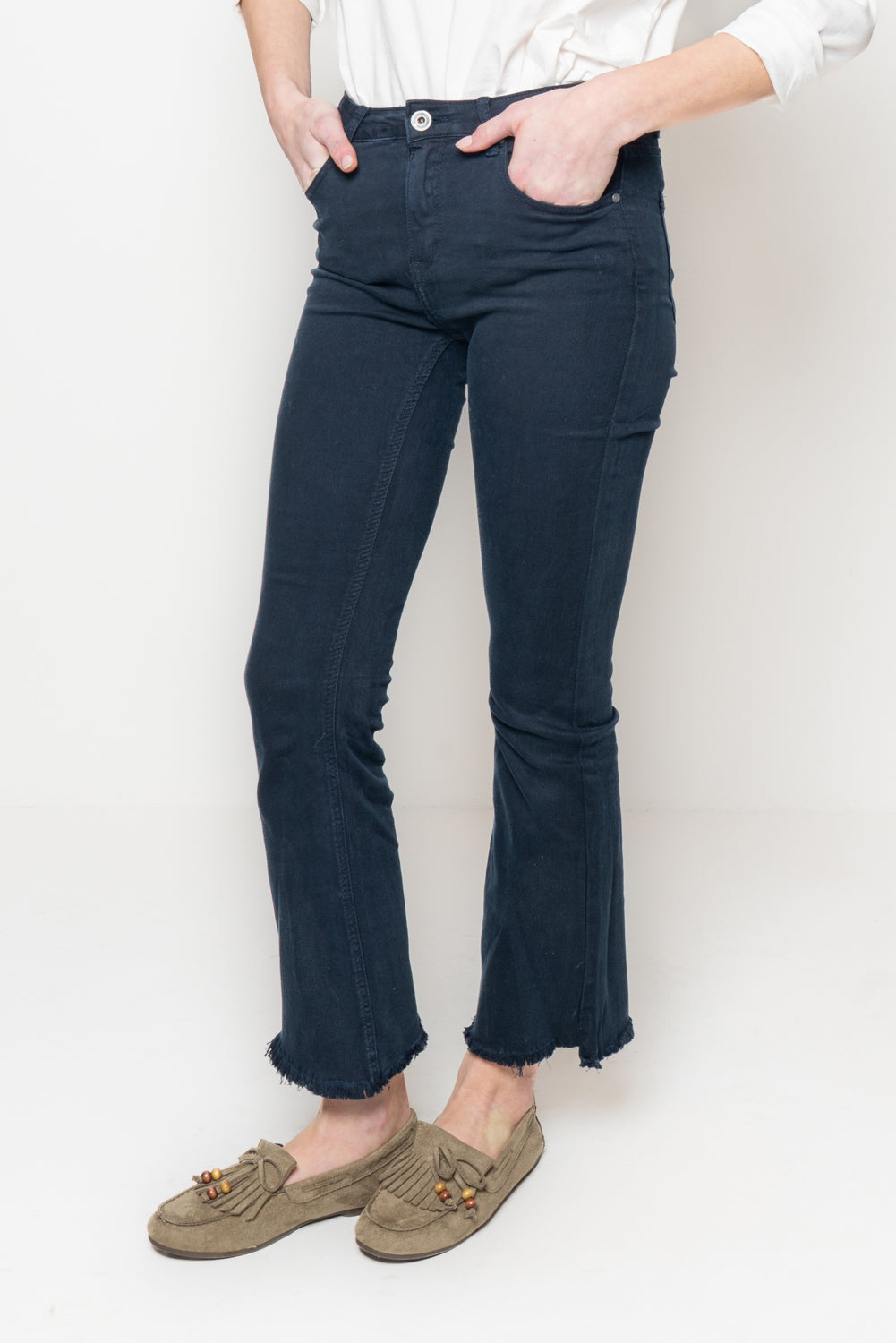 Pantalone flair crop sfrangiato