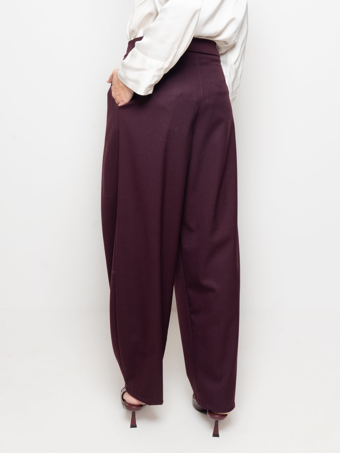 Pantalone barrel con pences