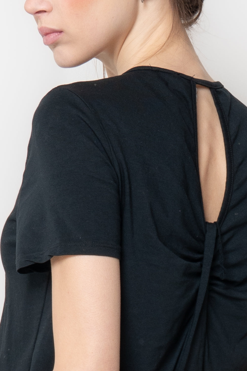 T-shirt con Dettaglio Cut-out e Nodo