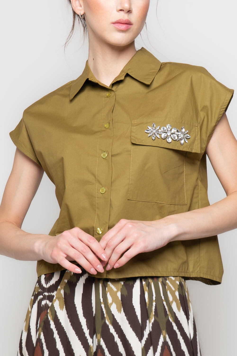 Camicia Smanicata con Dettaglio Gioello