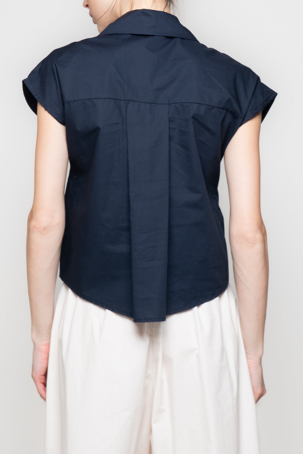 Camicia Smanicata con Dettaglio Gioello