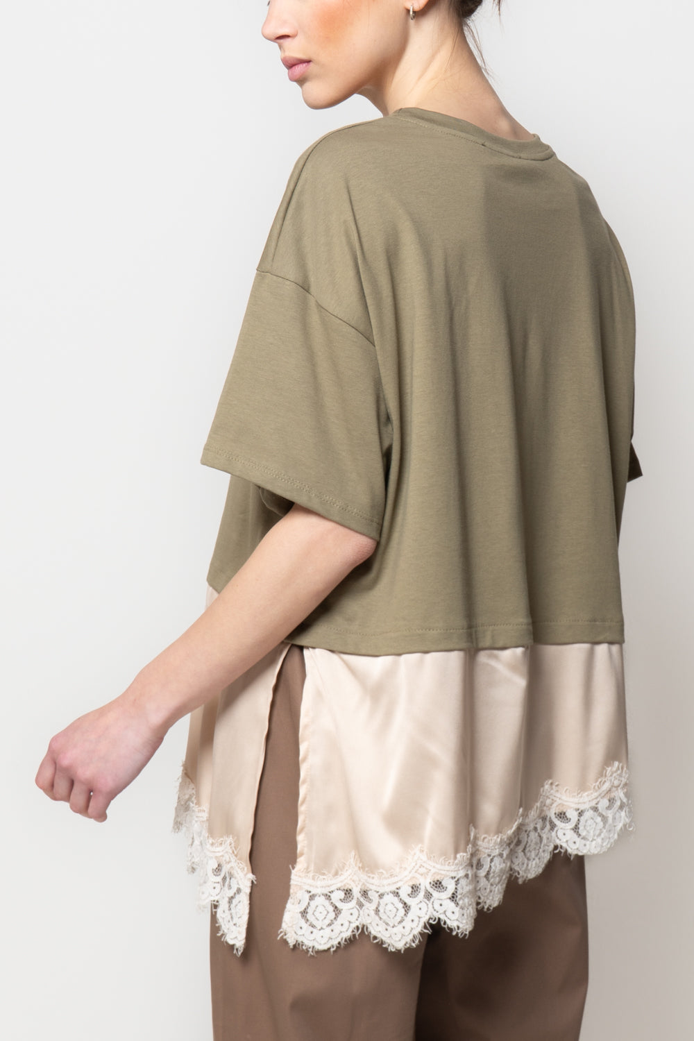T-shirt con Fondo in Pizzo e Satin
