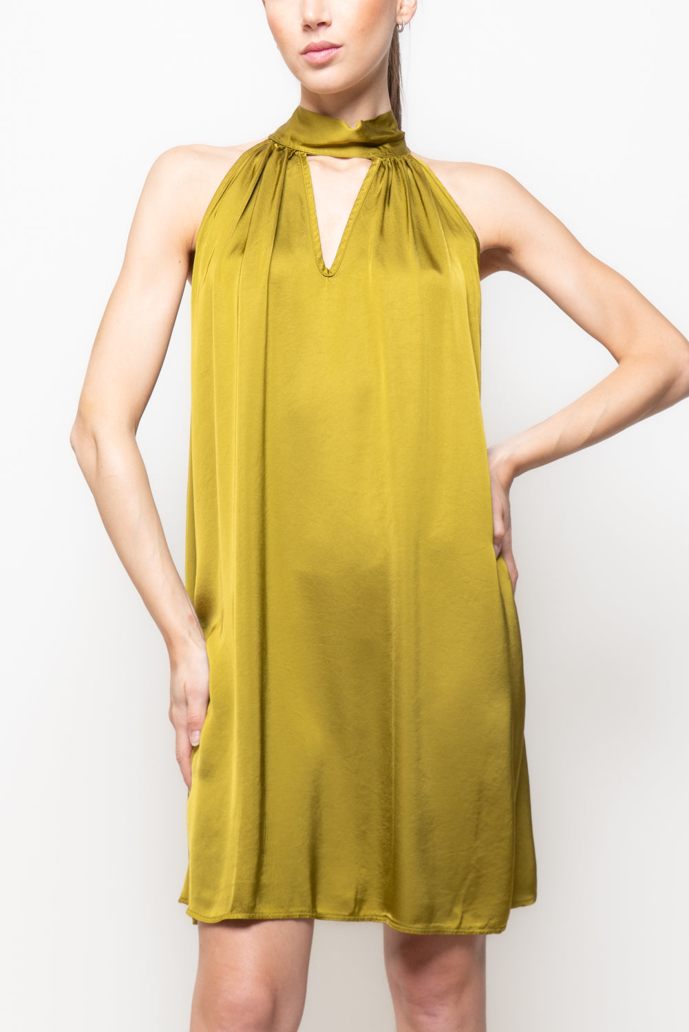 Abito in Satin con Scollo all'Americana corto