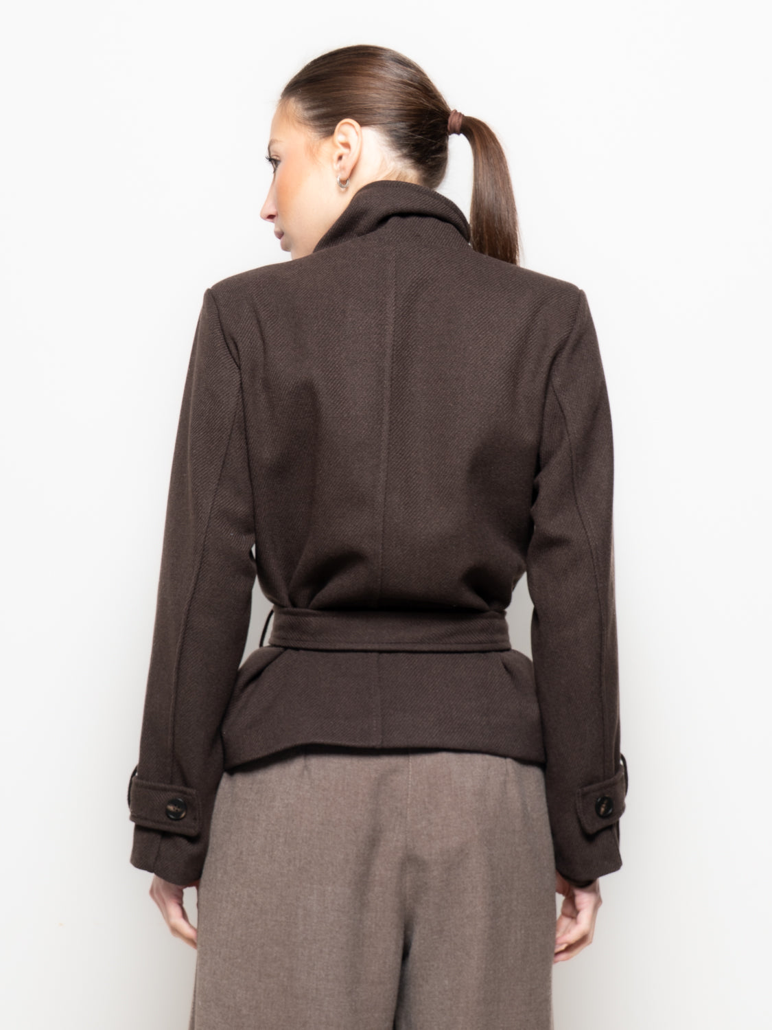 Cappotto corto con collo alto e cintura