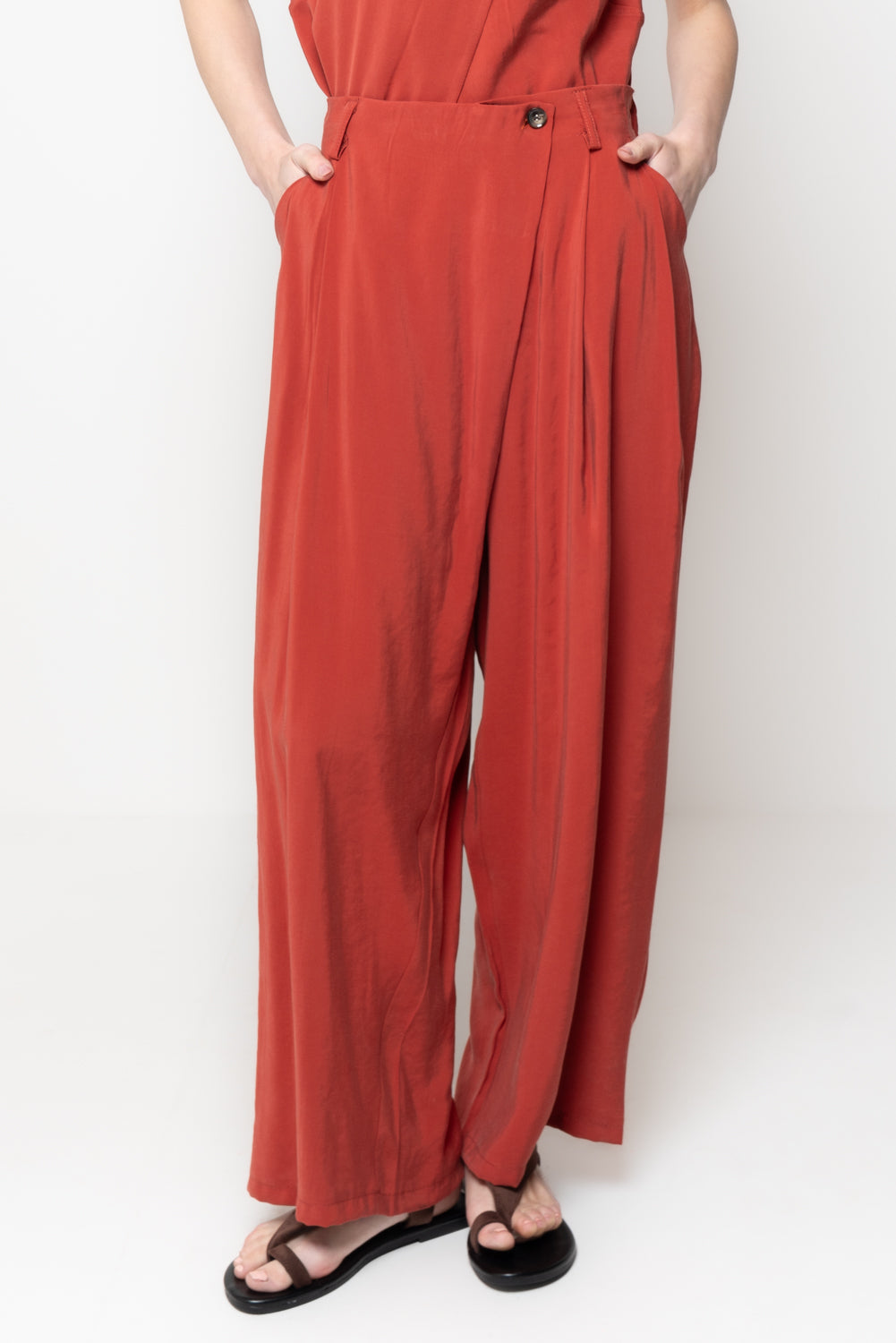 Pantaloni chiusura incrociata