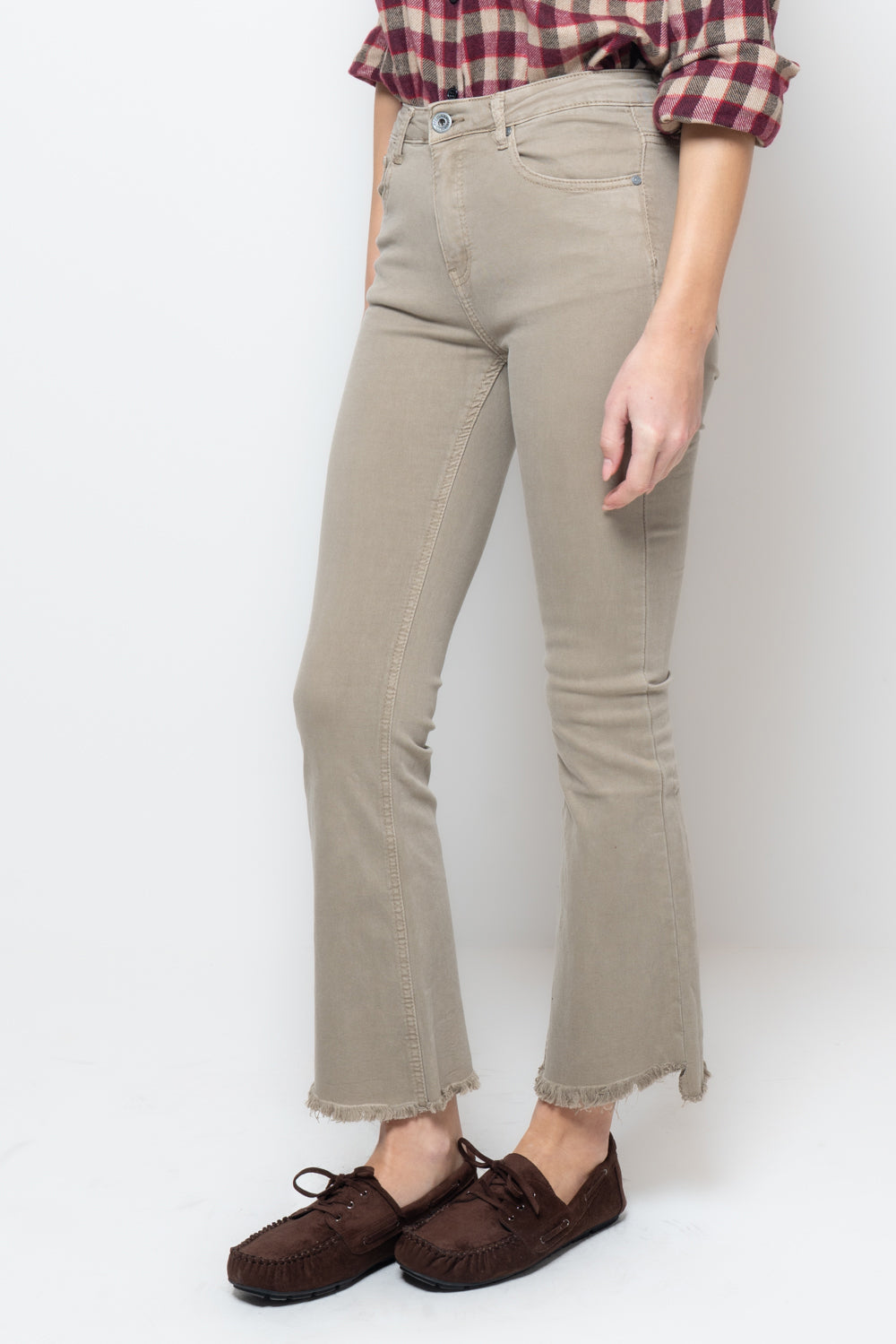 Pantalone flair crop sfrangiato