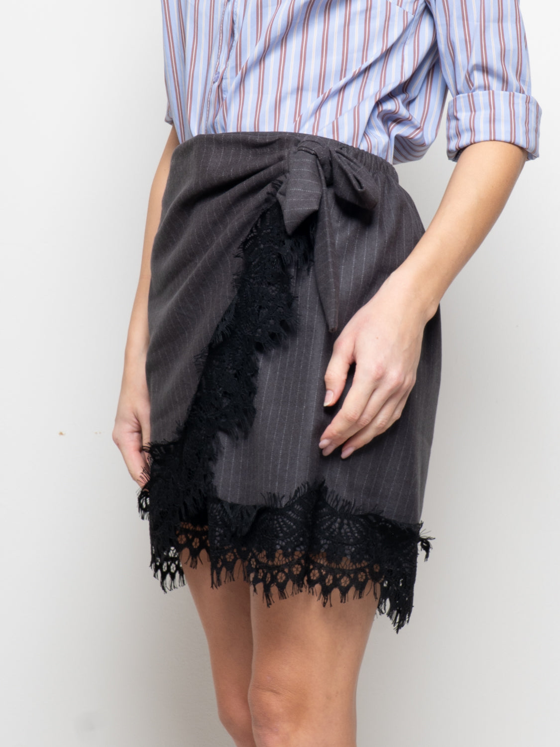 Minigonna gessata con pizzo a contrasto