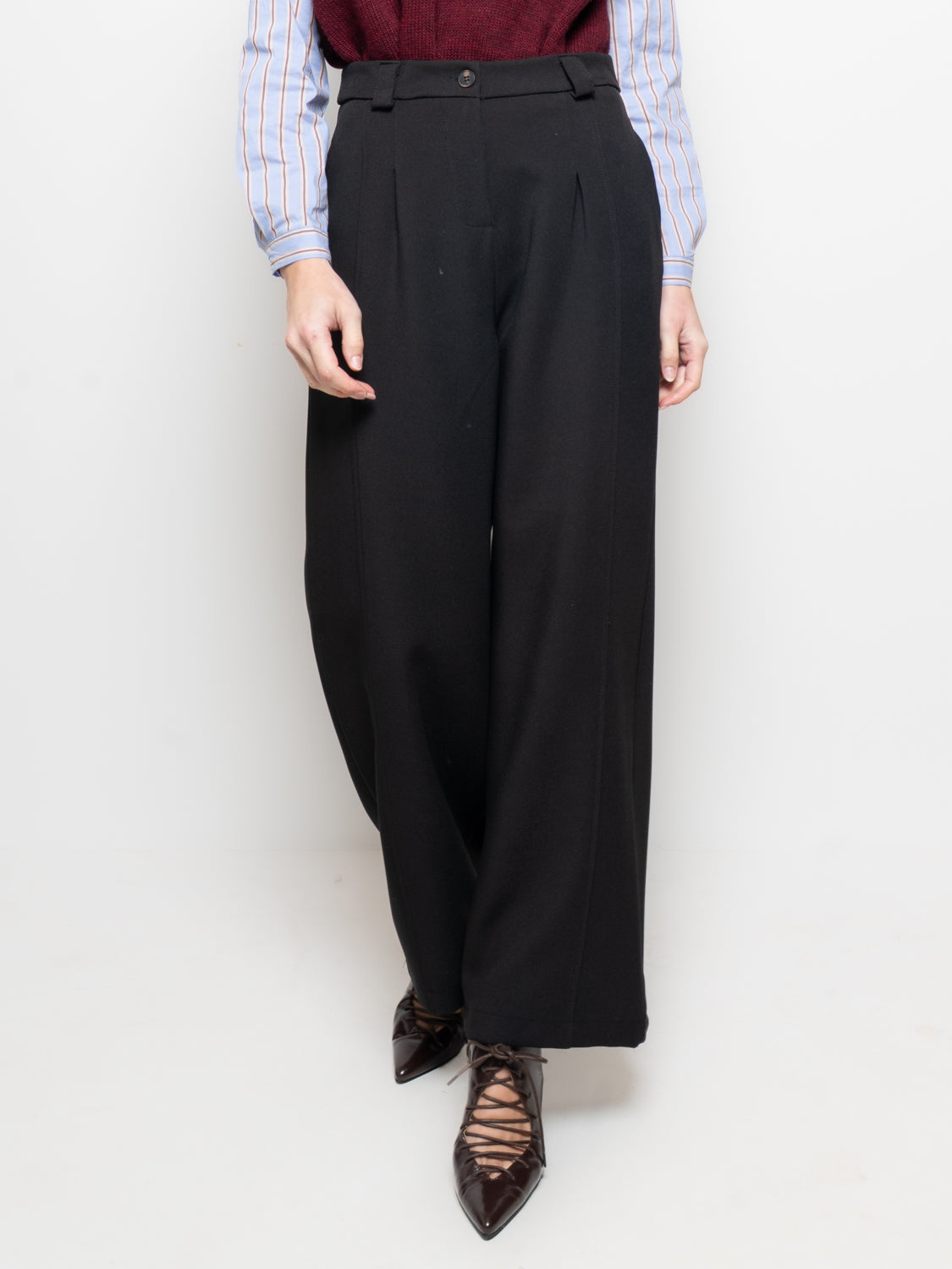 Pantalone con pences e cucitura frontale