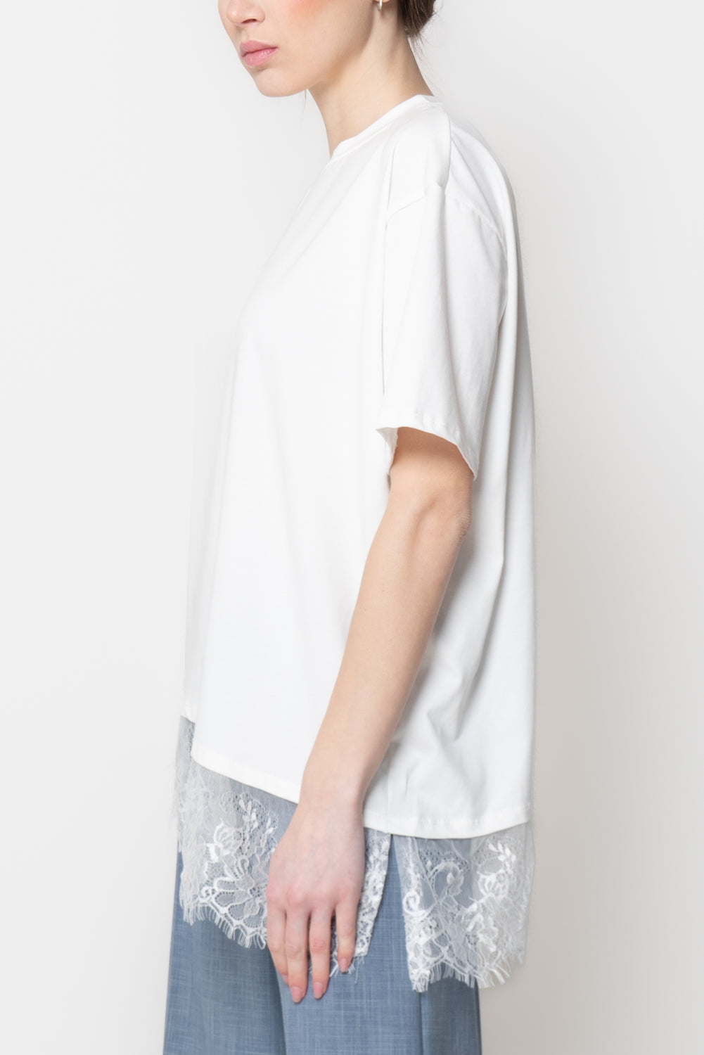 T-shirt con Fondo Asimmetrico in Pizzo