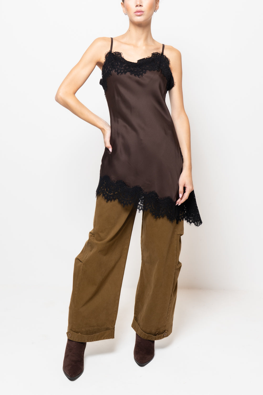 Top asimmetrico in raso con pizzo