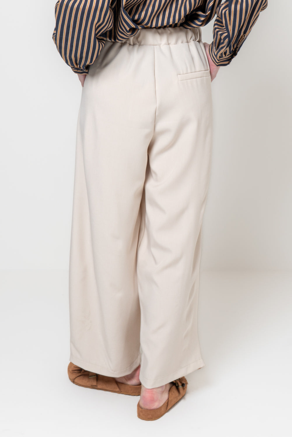 Pantalone baggy con bottone storto