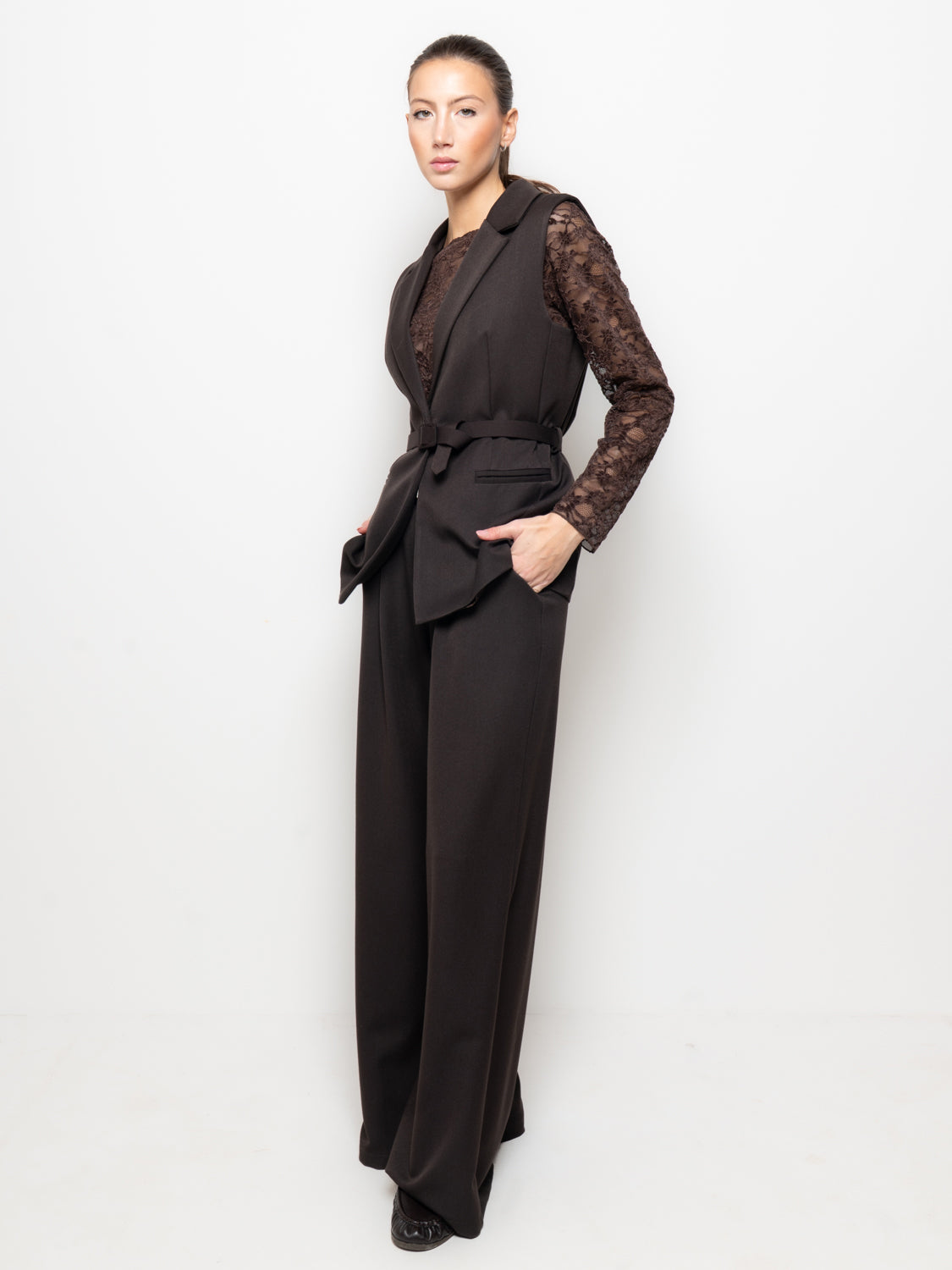Gilet blazer smanicato con cintura