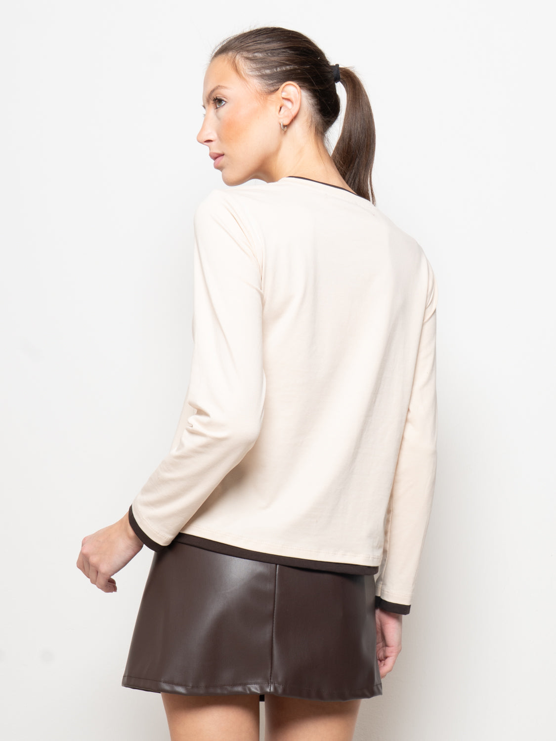 T-shirt girocollo con bordi a contrasto