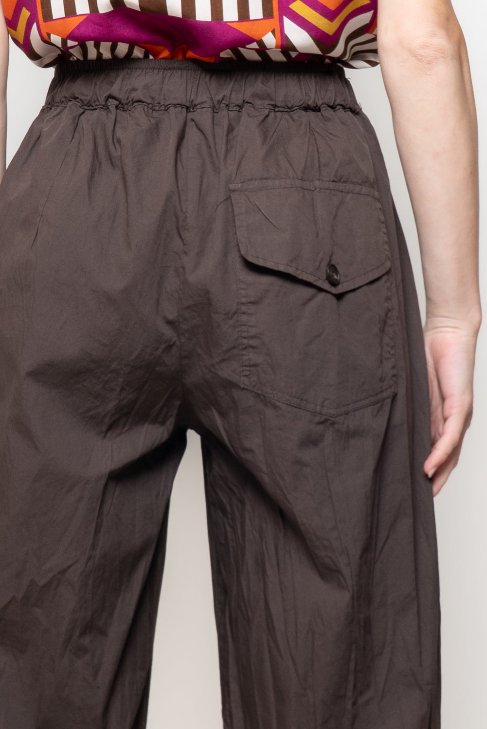 Pantalone barrel con maxi tasca