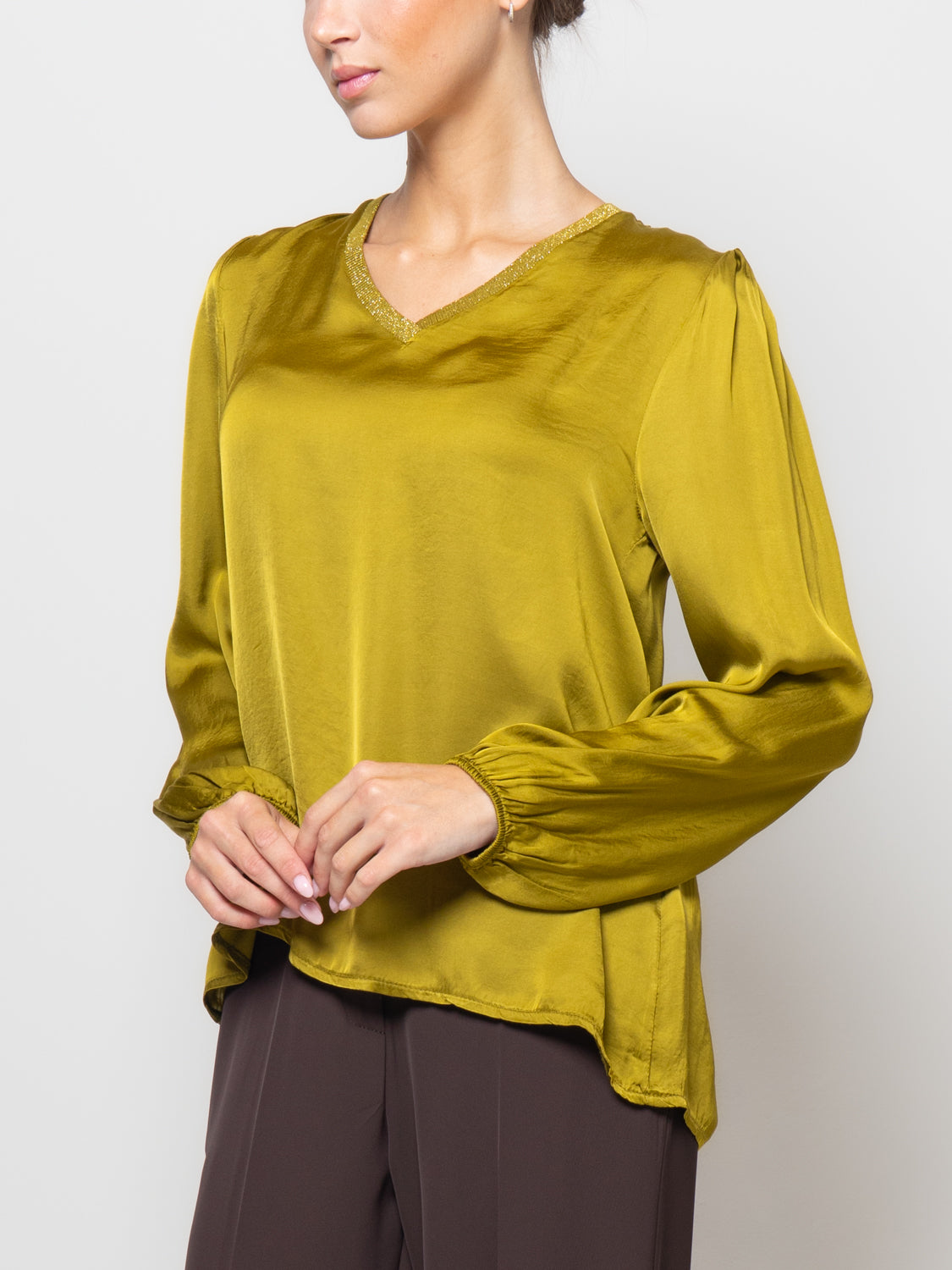 Blusa in satin con scollo a V