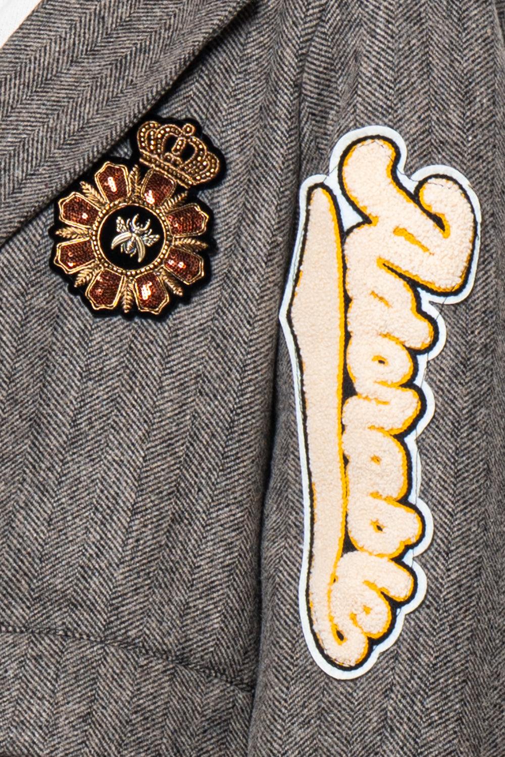 Giacca spigata con applicazioni