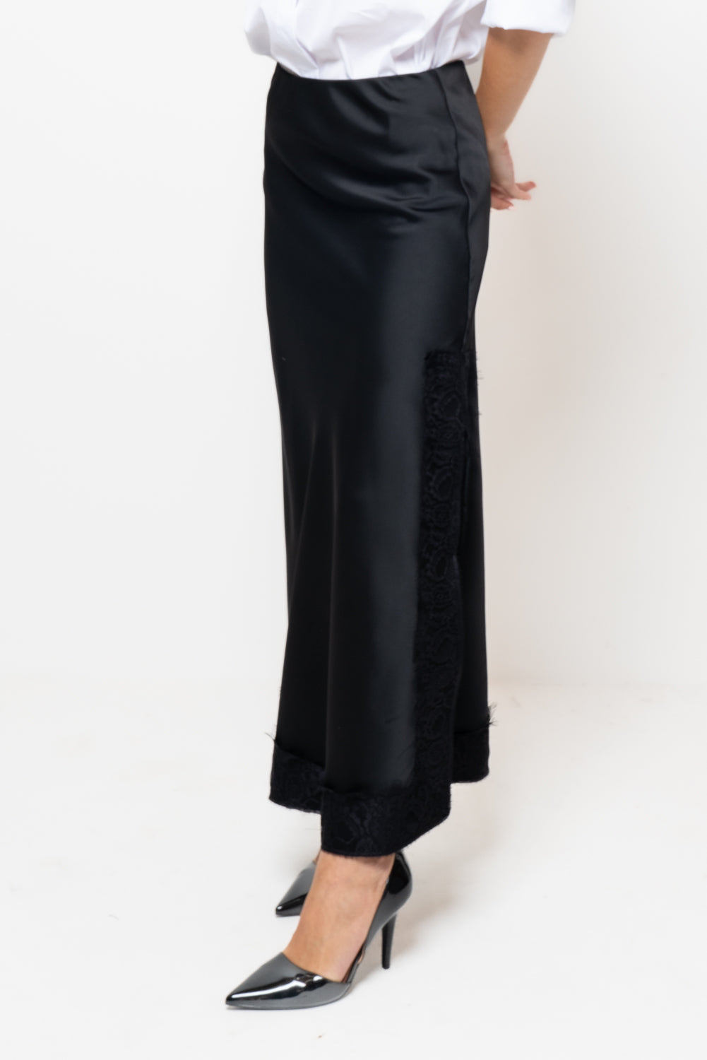 Gonna satin con inserti in pizzo