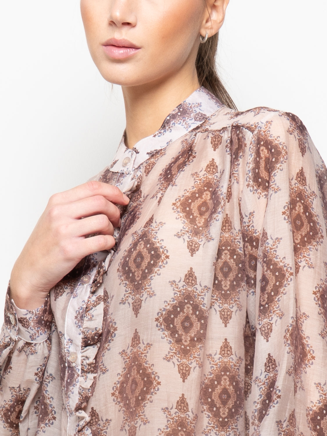 Camicia con balza arricciata e collo alla coreana