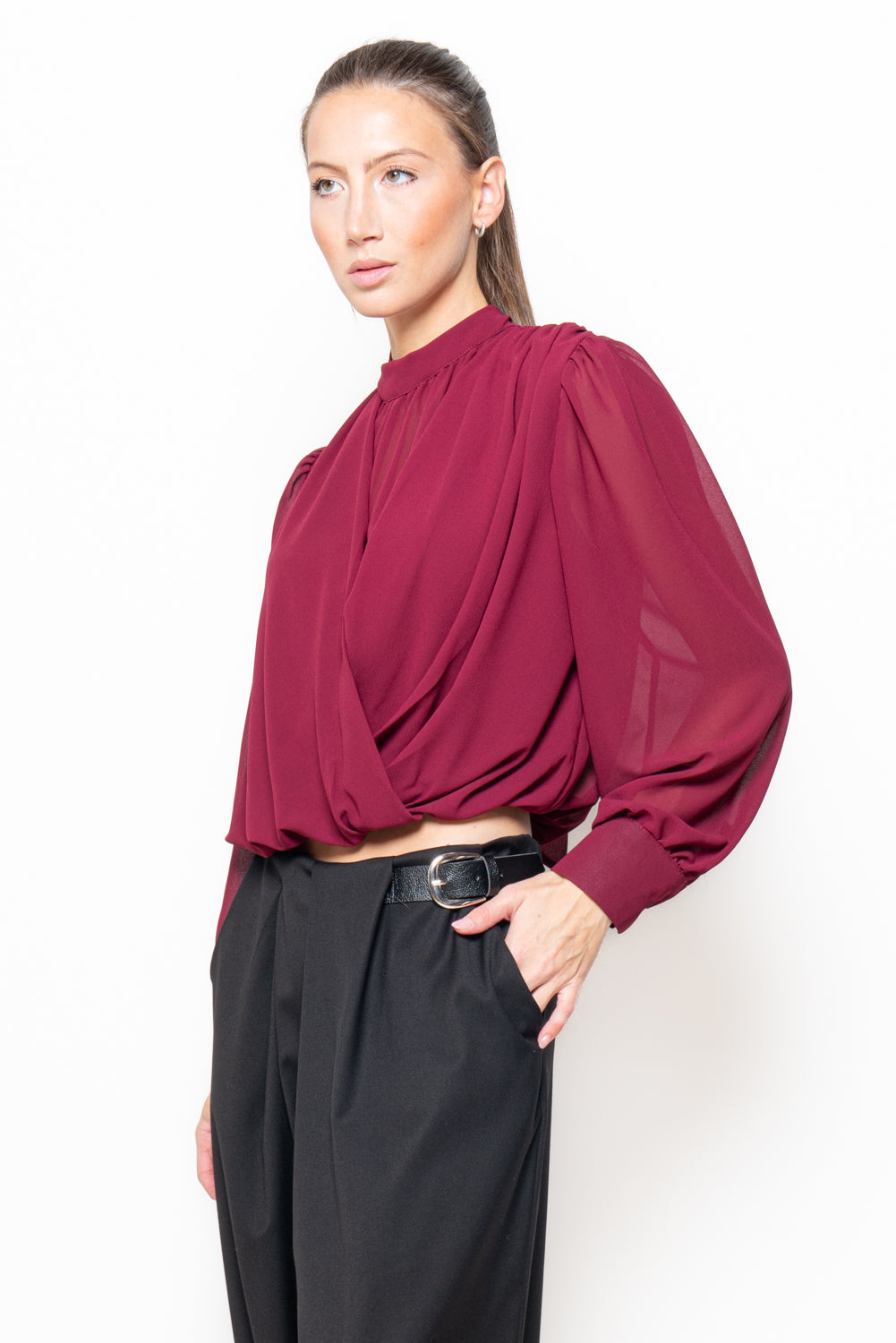 Blusa crop con drappeggio incrociato