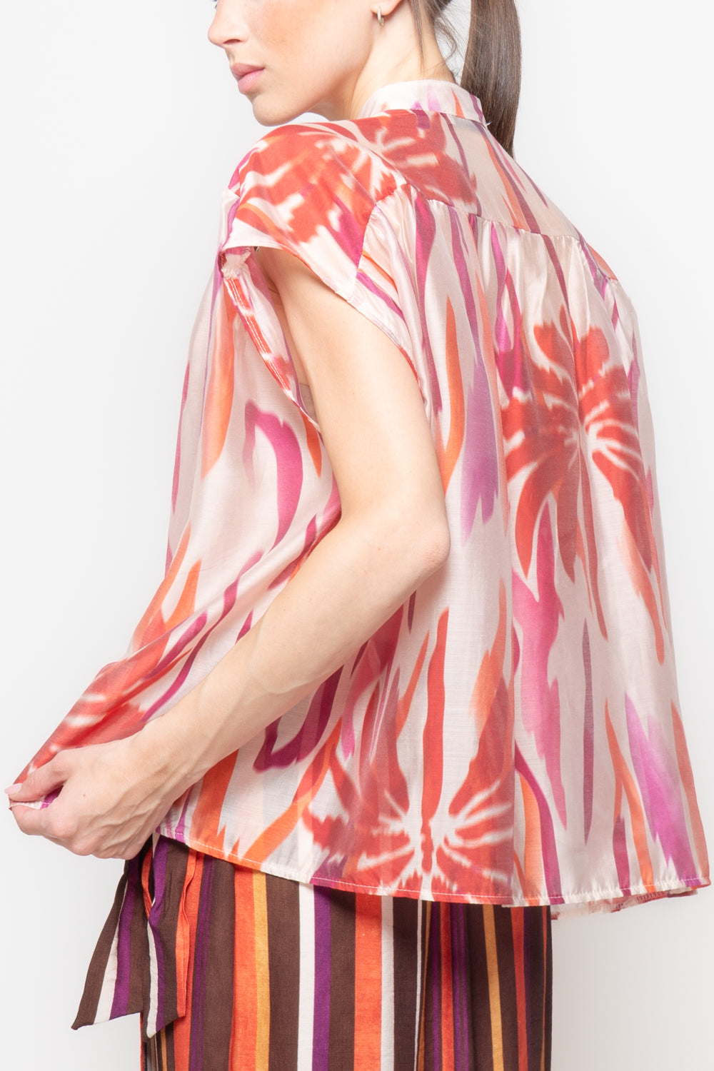 Blusa Smanicata con Colletto alla Coreana e Stampa Astratta