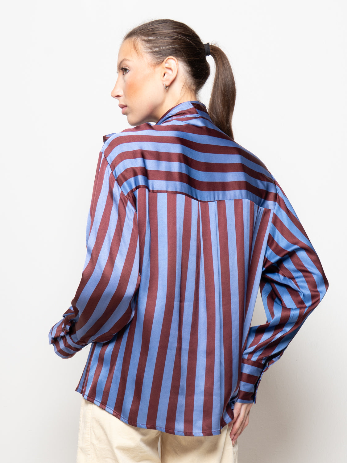 Camicia a righe con fiocco