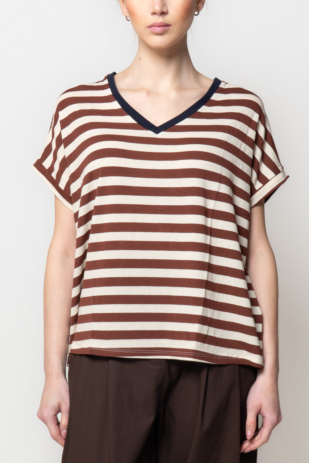 T-shirt a righe scollo a V