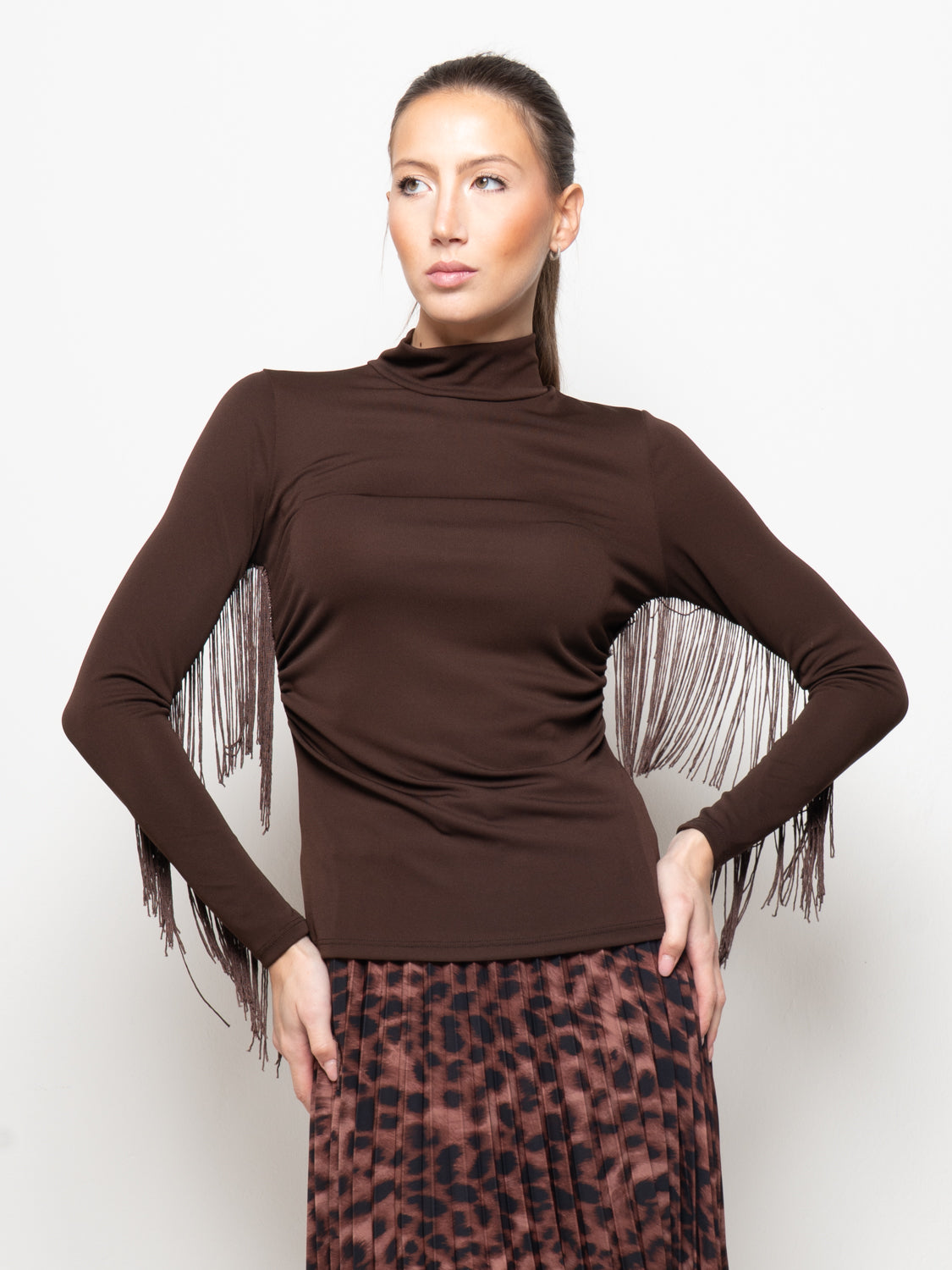 Top collo alto con frange laterali