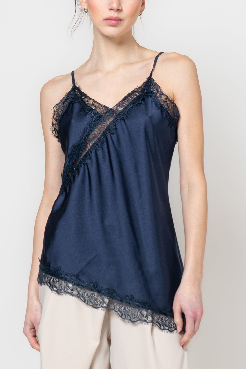 Top satin con profili in pizzo