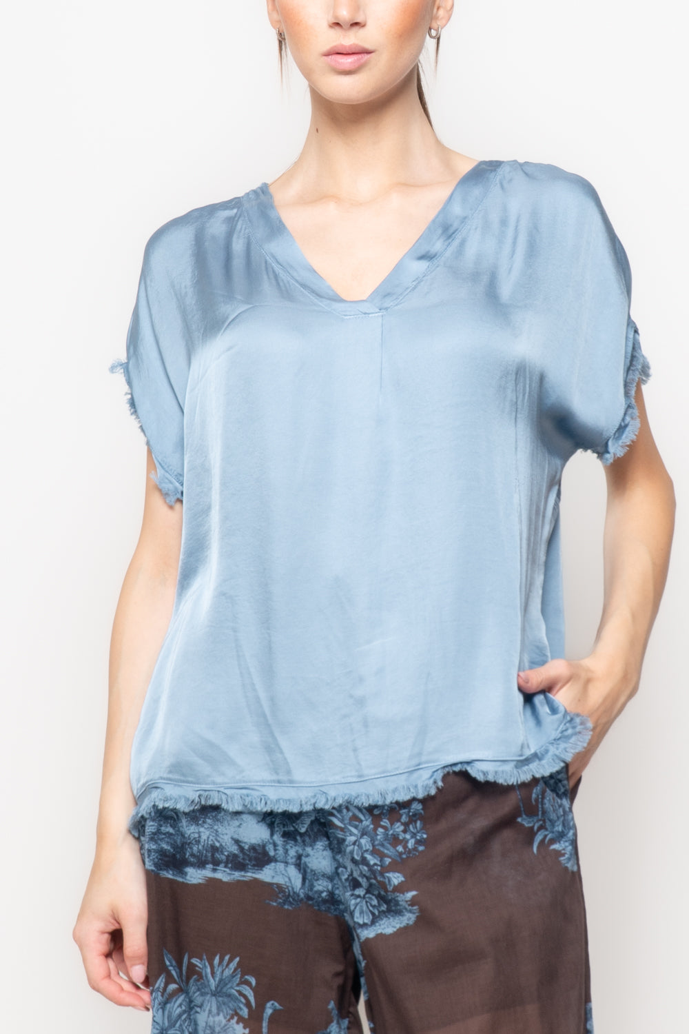 Top in satin scollo a V