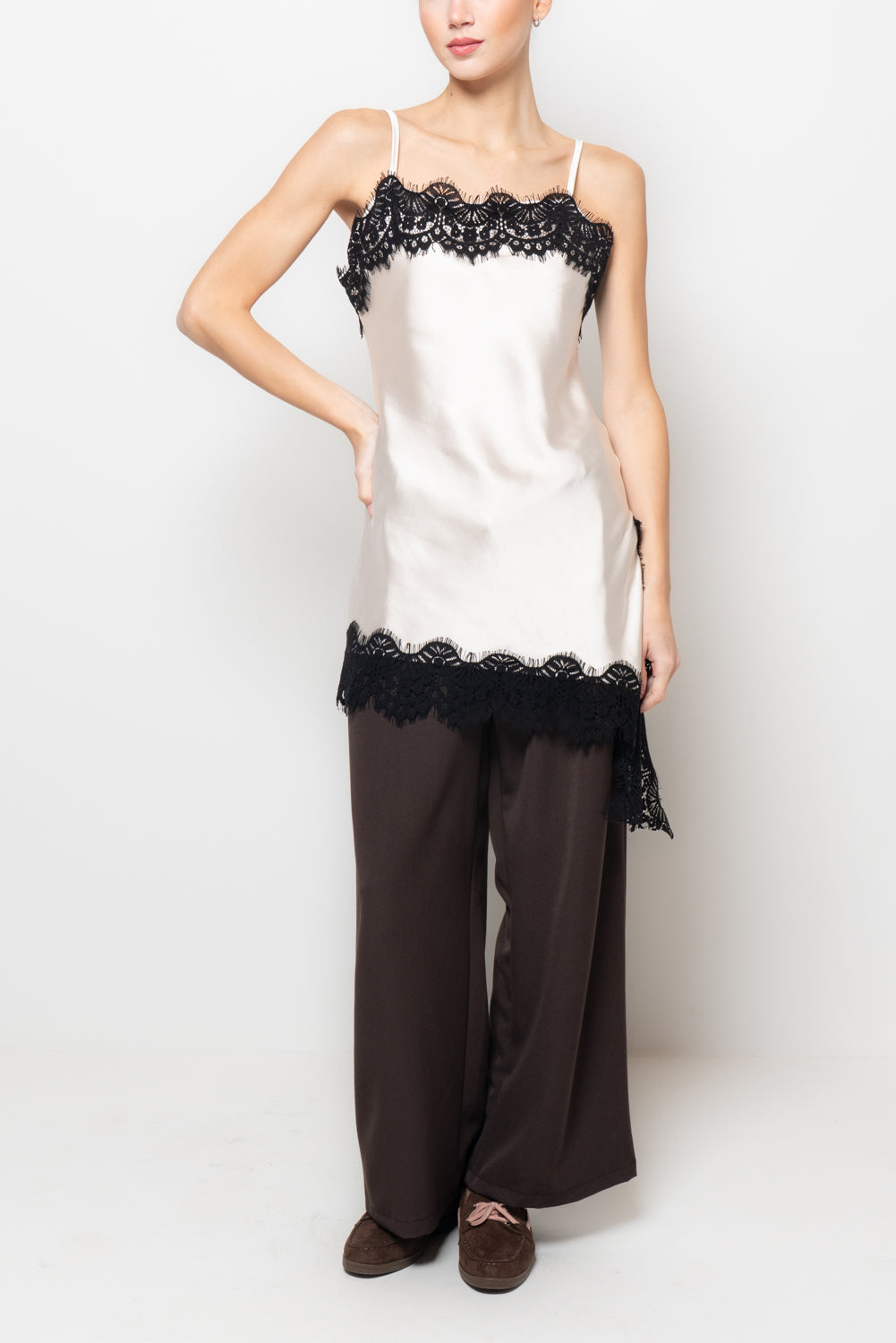 Top asimmetrico in raso con pizzo