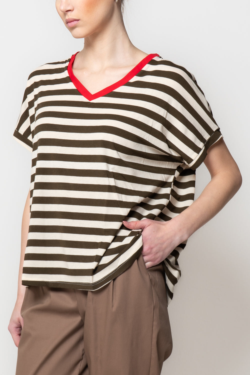T-shirt a righe scollo a V