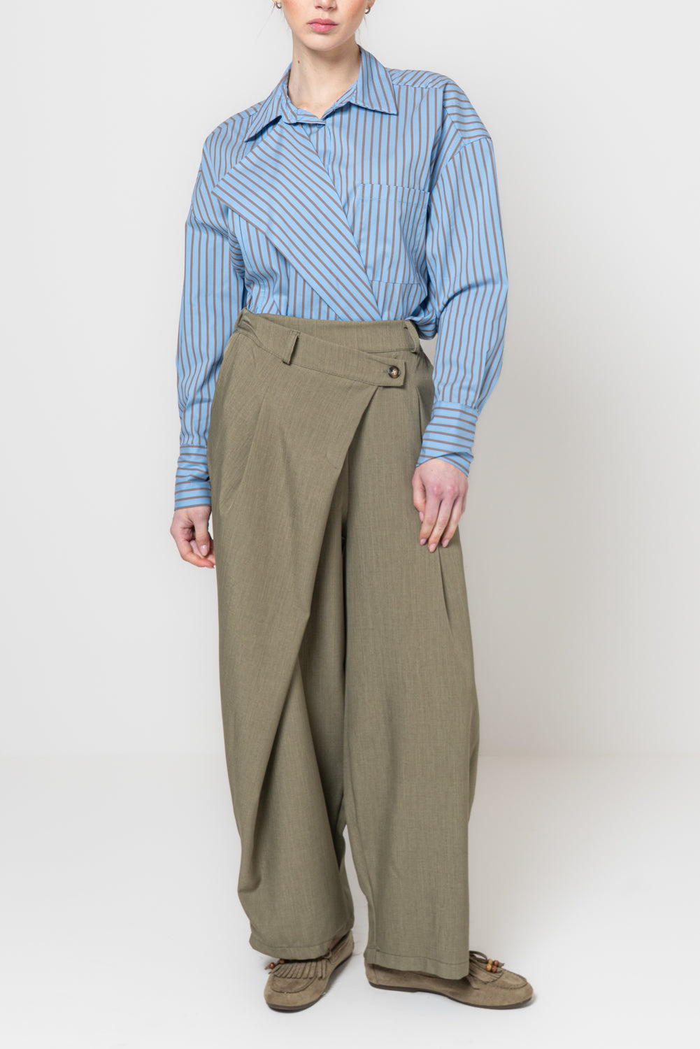 Pantalone baggy con bottone storto