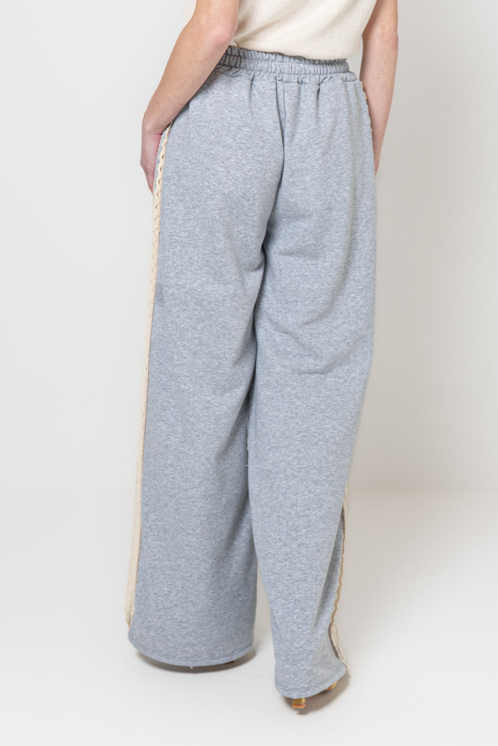 Pantaloni in felpa con banda in pizzo