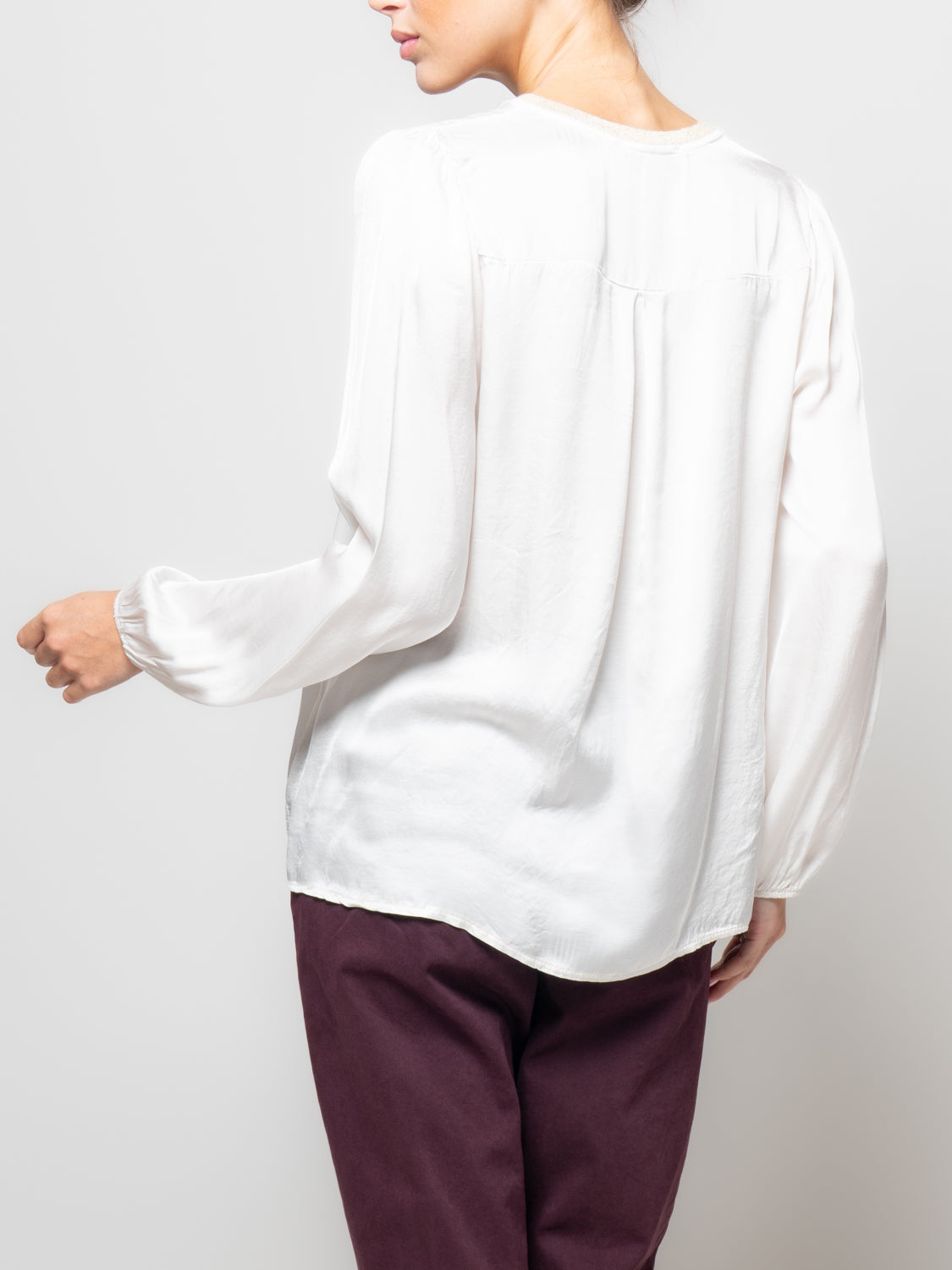Blusa in satin con scollo a V