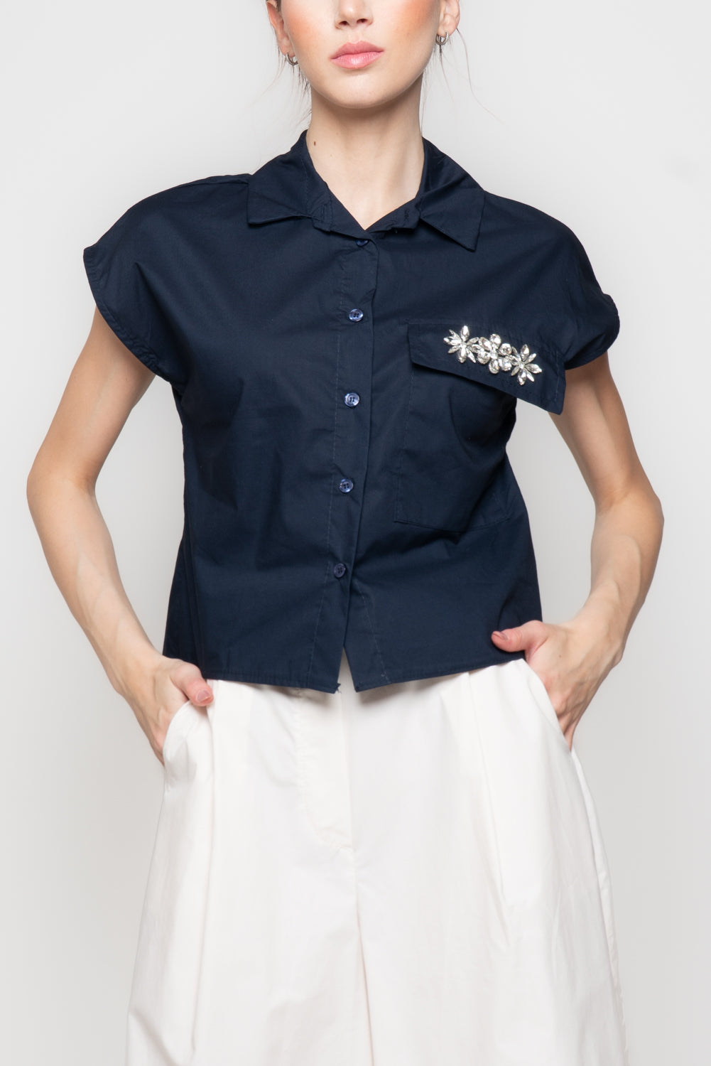 Camicia Smanicata con Dettaglio Gioello