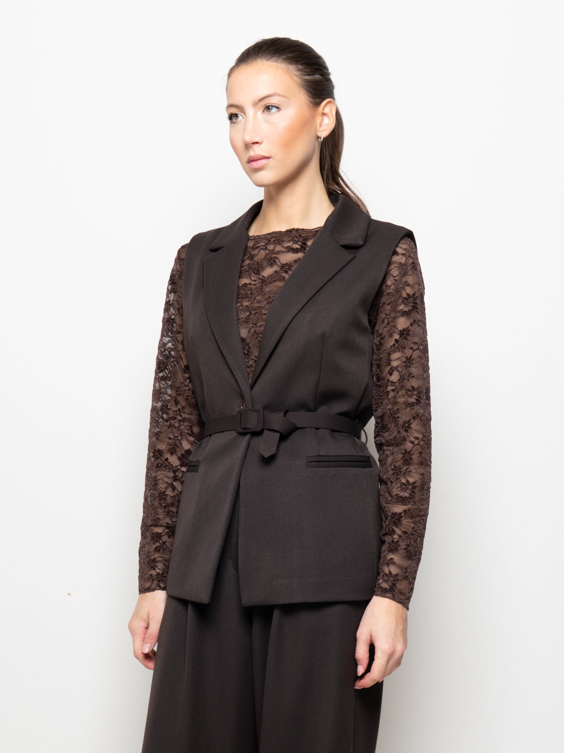Gilet blazer smanicato con cintura