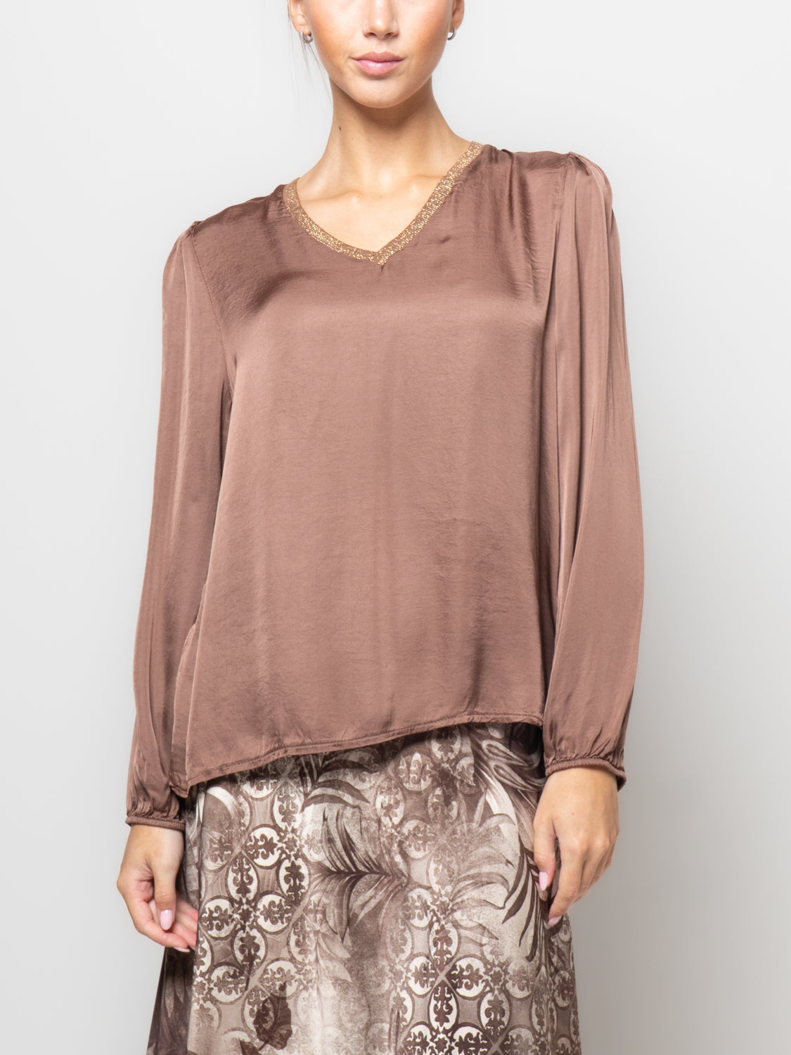 Blusa in satin con scollo a V