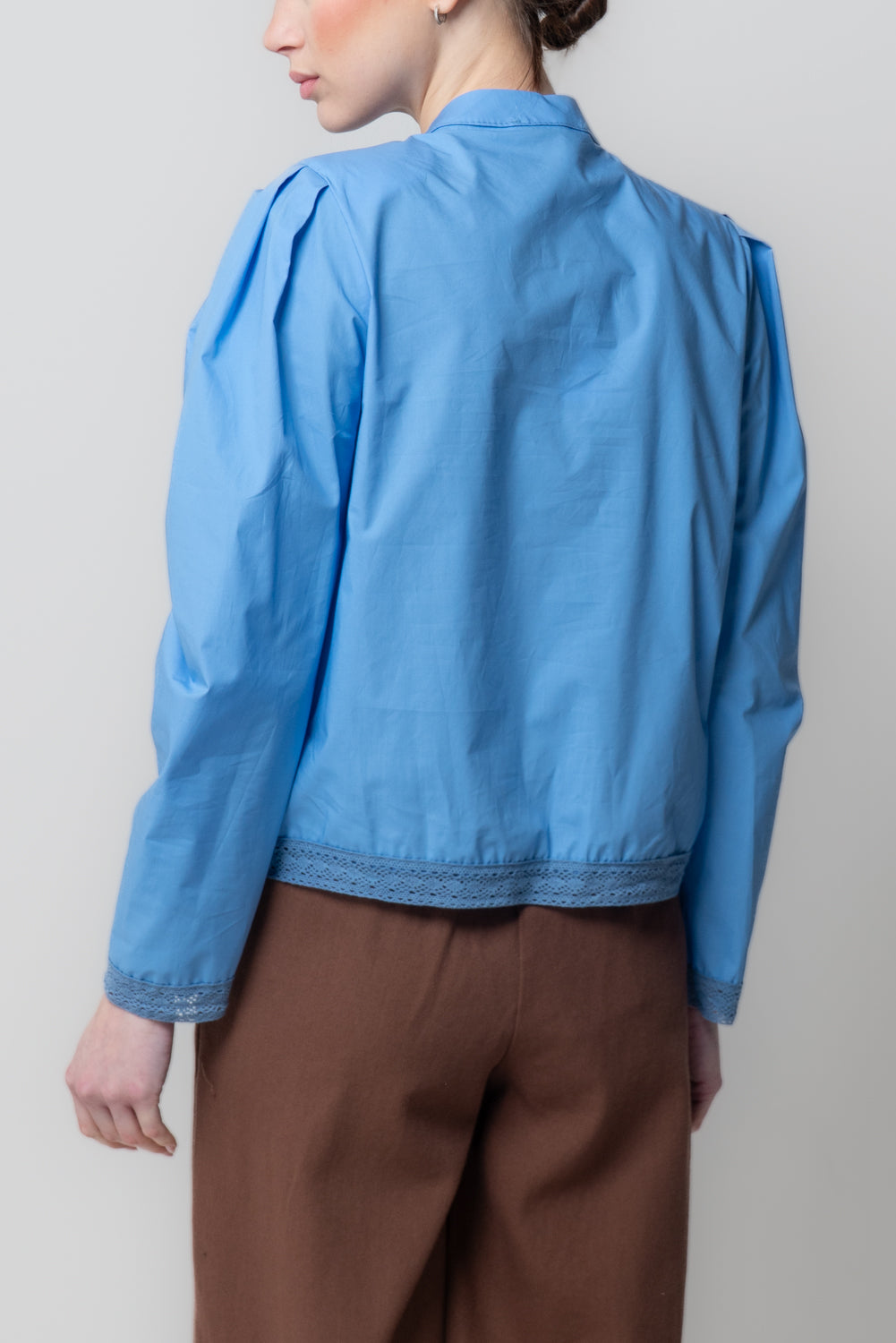 Camicia con Inserti in Pizzo e Chiusura a Nodi