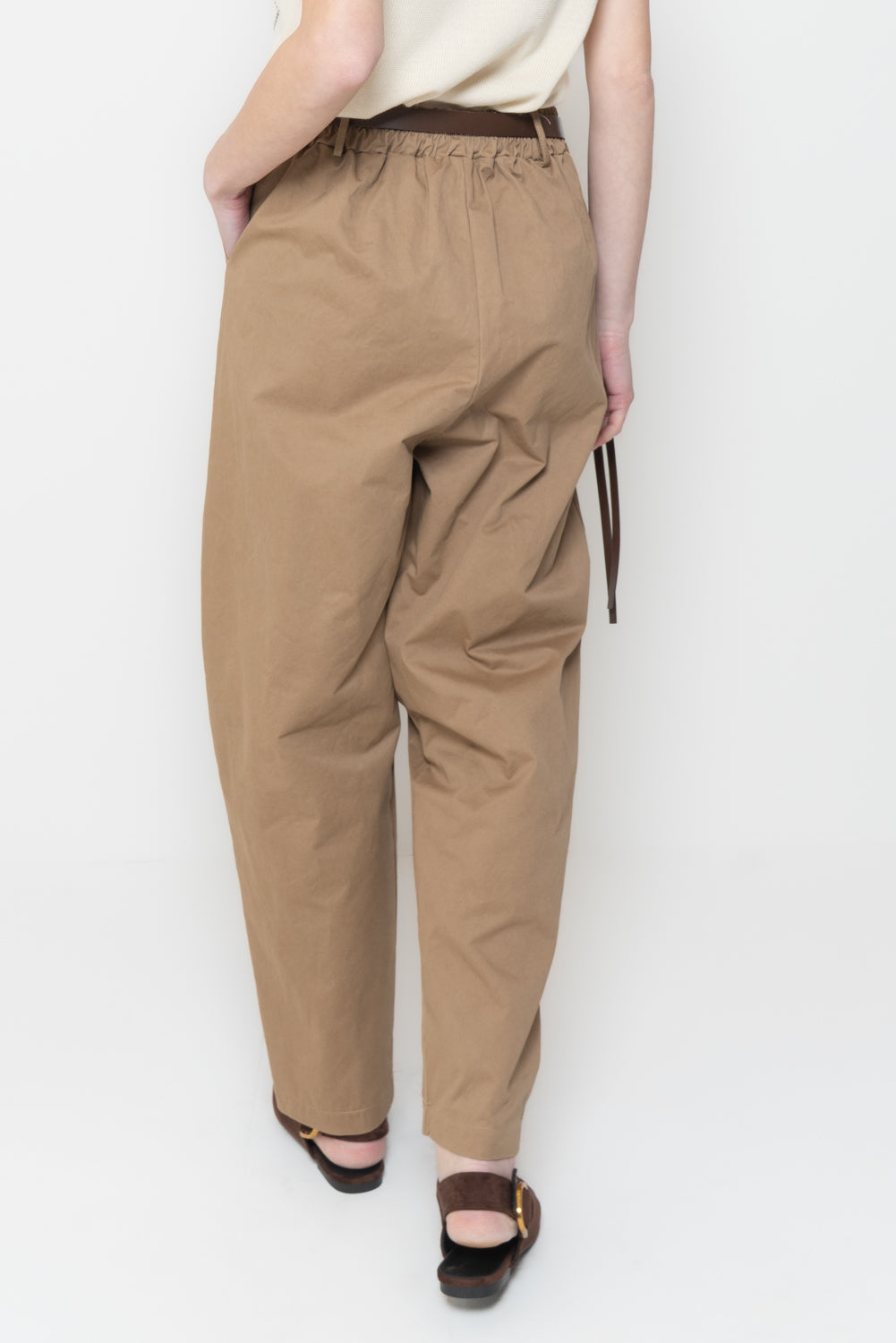 Pantaloni a Carota con Cintura e Foulard