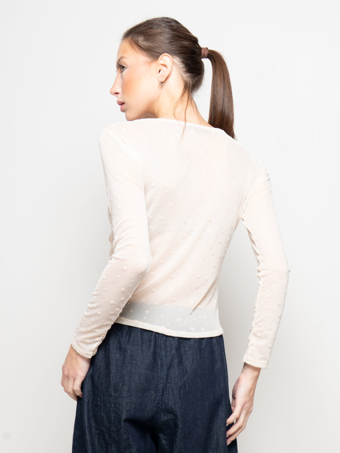 Top in tulle a pois con arricciatura