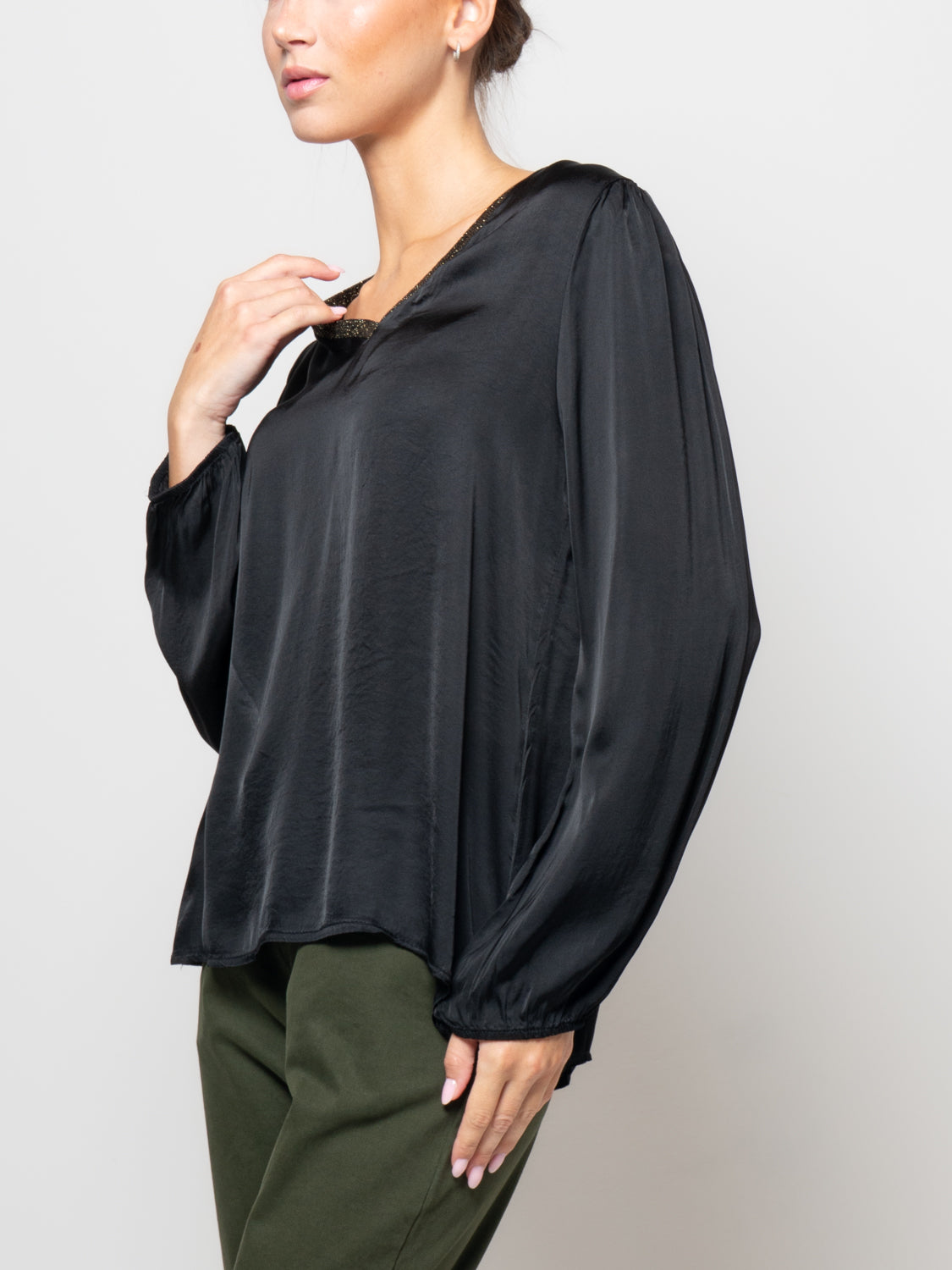 Blusa in satin con scollo a V