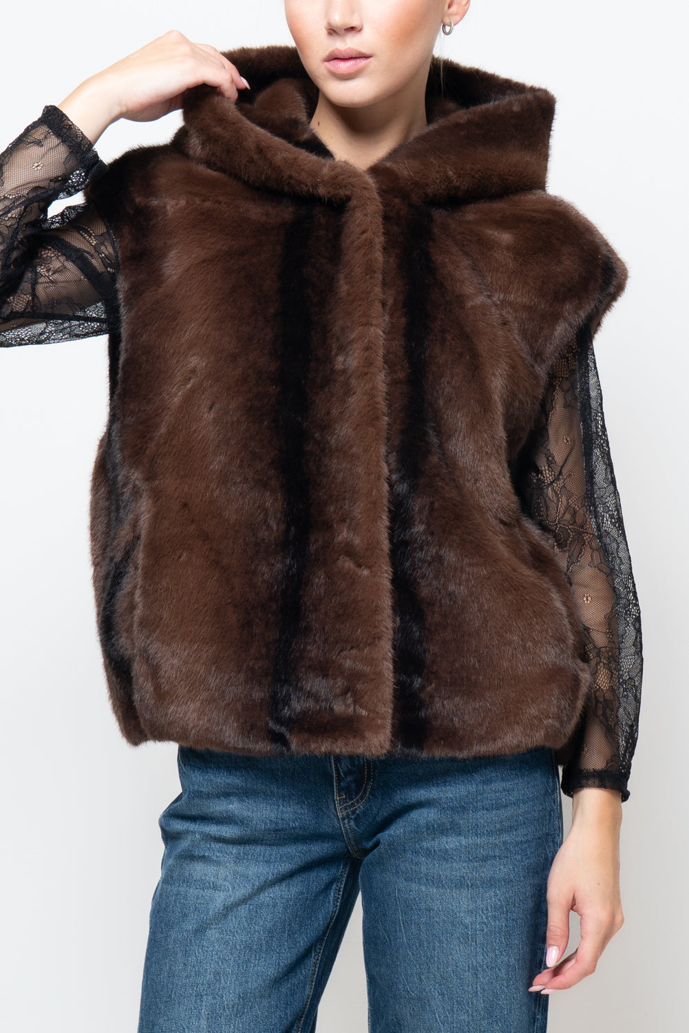 Pelliccia smanicata con cappuccio