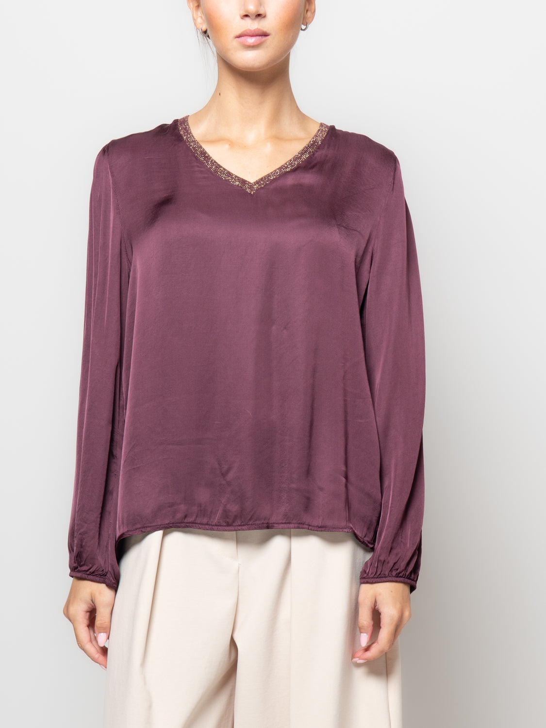Blusa in satin con scollo a V