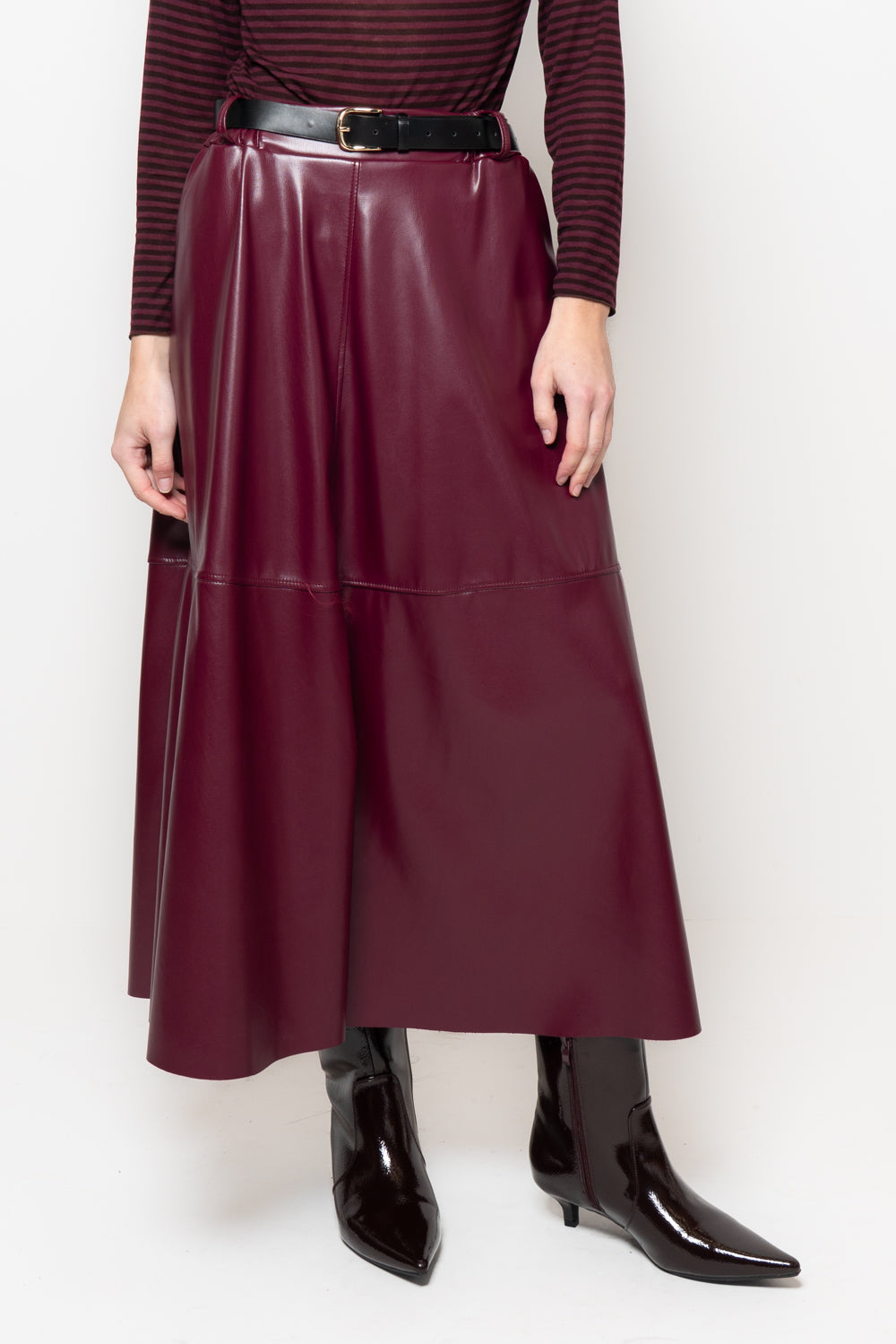Gonna in ecopelle con cuciti frontali